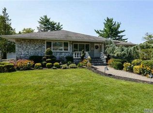 212 Robby Ln, Manhasset Hills, NY 11040