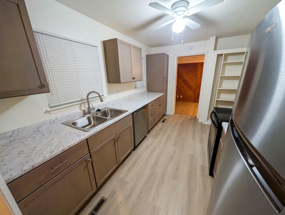 3 bed, 980 sqft, $1,250 — Photo 2