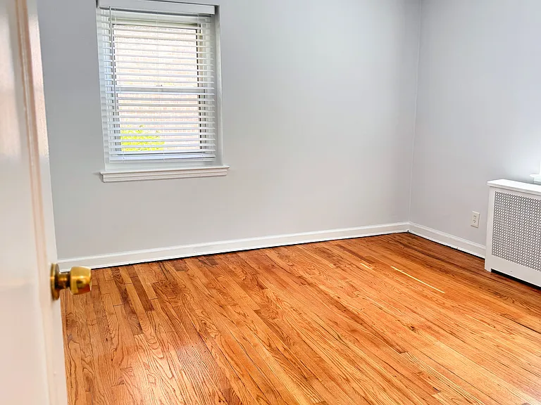 Lexington Garden Apartment — Photo 20