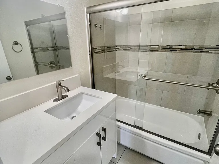 Tarzana Terrace Apartments — Photo 6