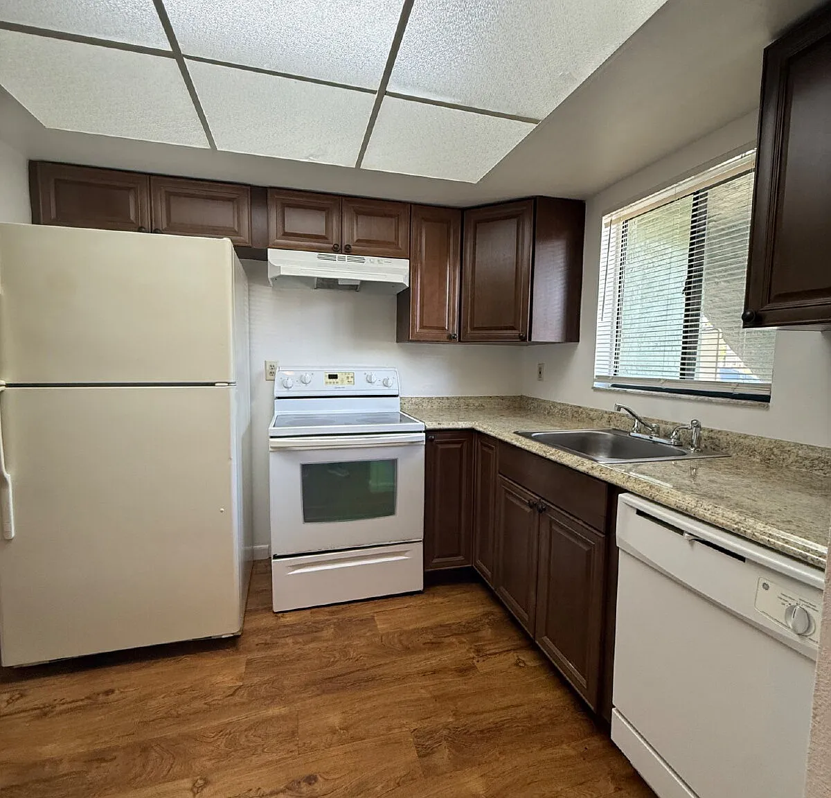 2 bed, 2.0 bath, 952 sqft, $1,300 — Photo 3