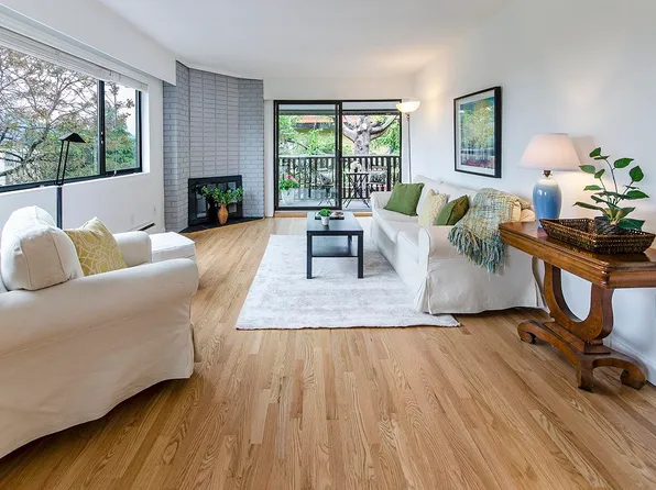 1610 Chesterfield Ave #303, North Vancouver, BC V7M 2N7