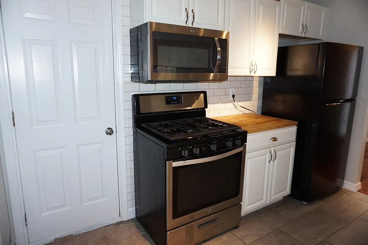 3 bed, 2.0 bath, 1068 sqft, $1,800 — Photo 4