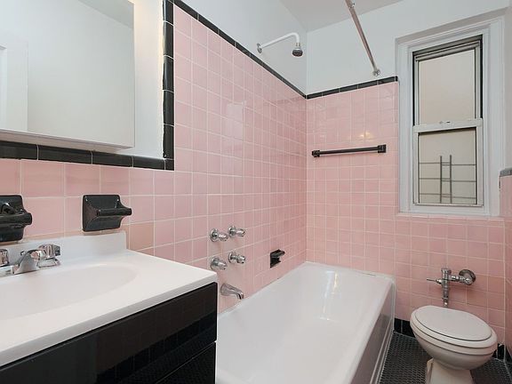 5th image of 601 Pelham Pkwy N #505