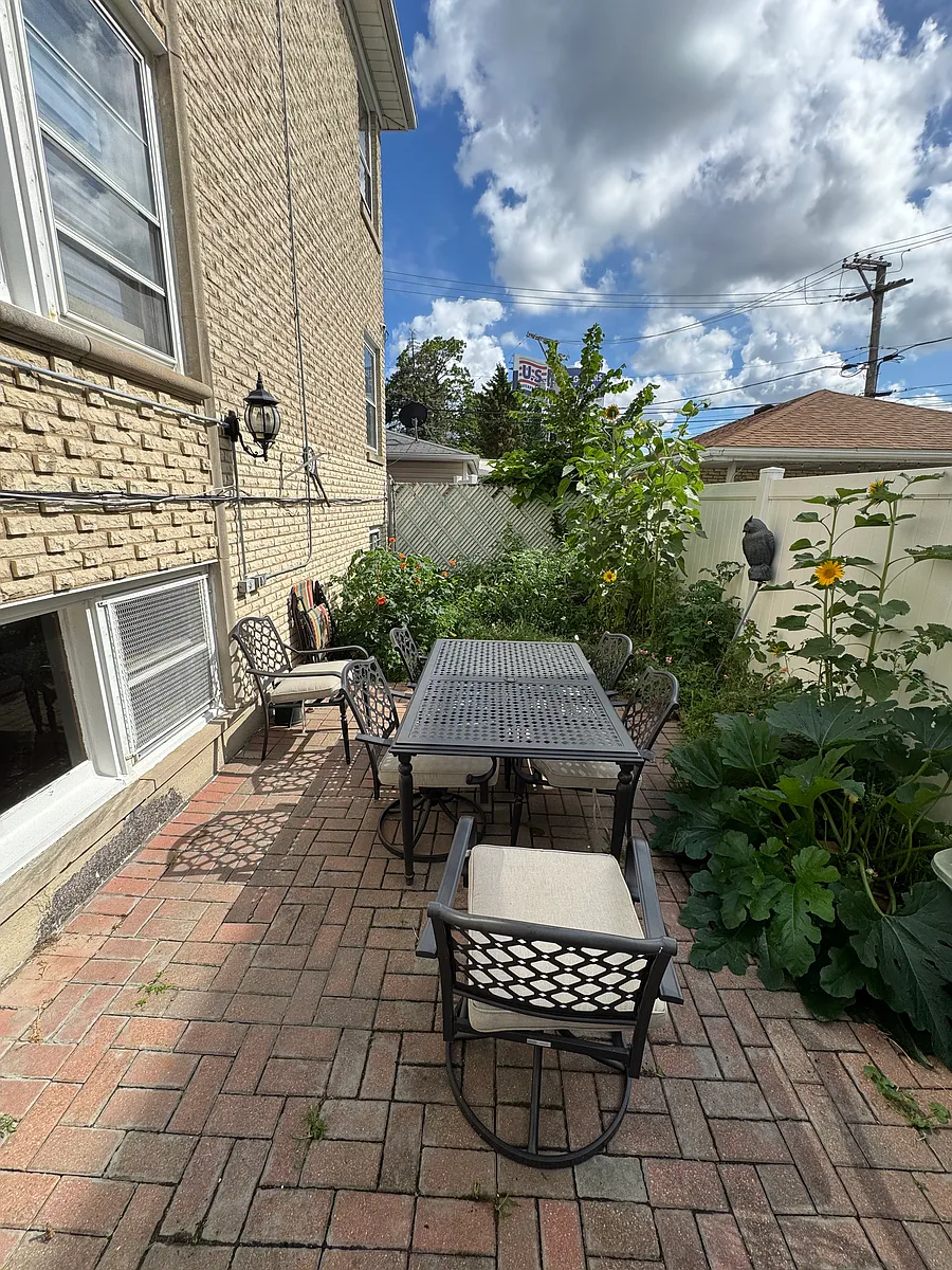 Building Photo - 6331 W Devon Ave #2F