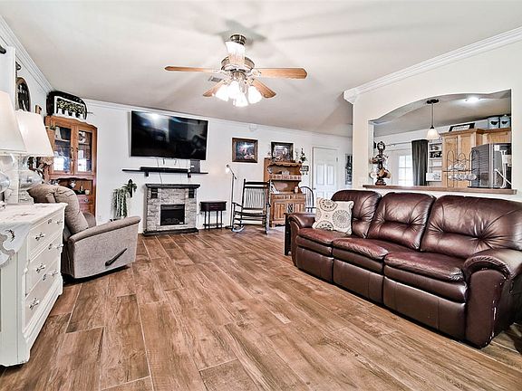 3rd image of 331 W Willow Ave