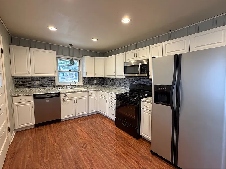 1049 N Main St — Photo 5