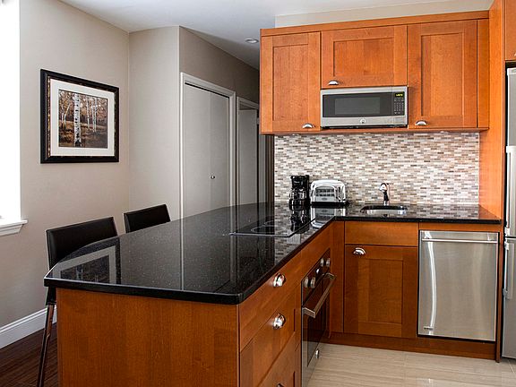4th image of 150 W 51st St APT 914