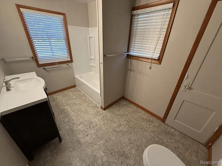 3086 Margaret St — Photo 10