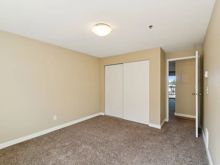 Spinnaker Apartments — Photo 18