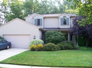 586 Woodland Dr W, Saline, MI 48176