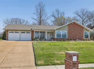 505 Glenmeadow Dr, Ballwin, MO