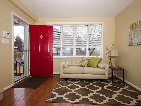 Entry Foyer/Living Room