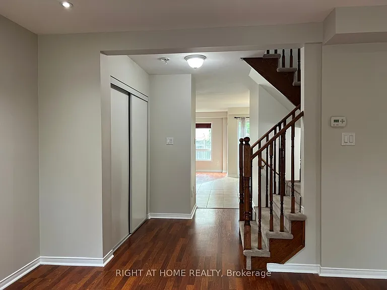 39 Golden Iris Cres — Photo 9