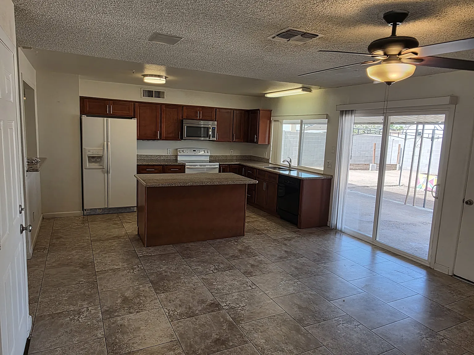 3 bed, 1238 sqft, $1,875 — Photo 2