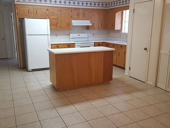 Eat in kitchen with all appliances and island