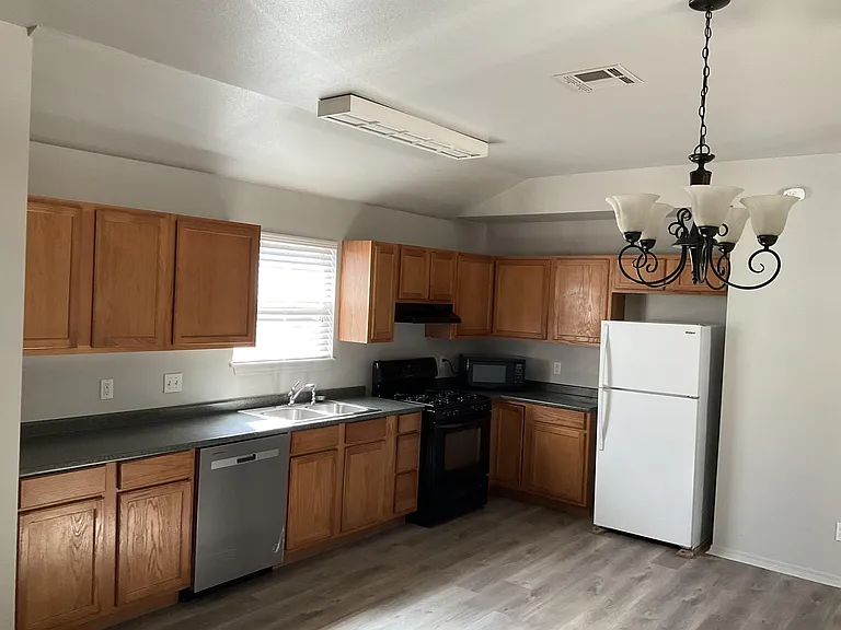 2213 E Post Oak Dr — Photo 8