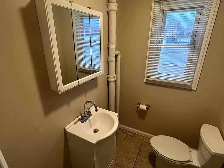 614 E Streeter Ave — Photo 8