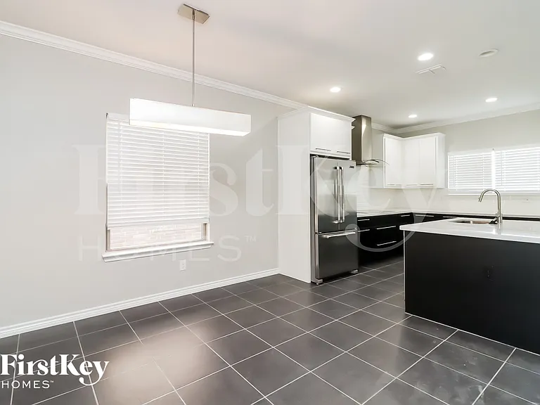 3805 Whisper Hollow Way — Photo 4