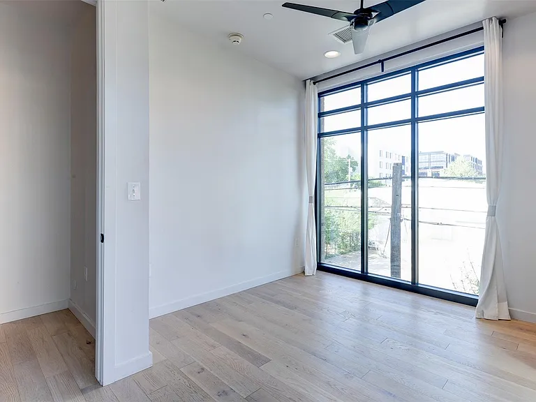 1501 E 4th St #202 — Photo 11