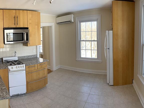 2nd image of 206 Bay View Ave APT 2