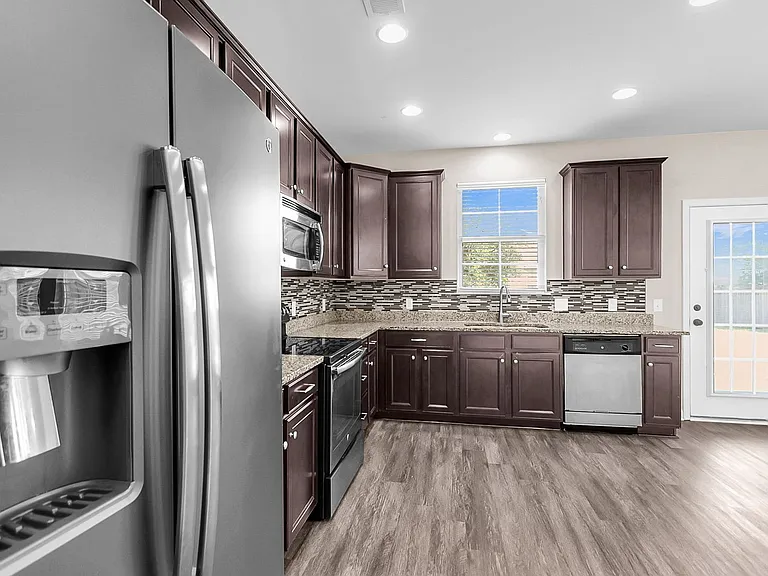 1104 Friartuck Trl — Photo 17