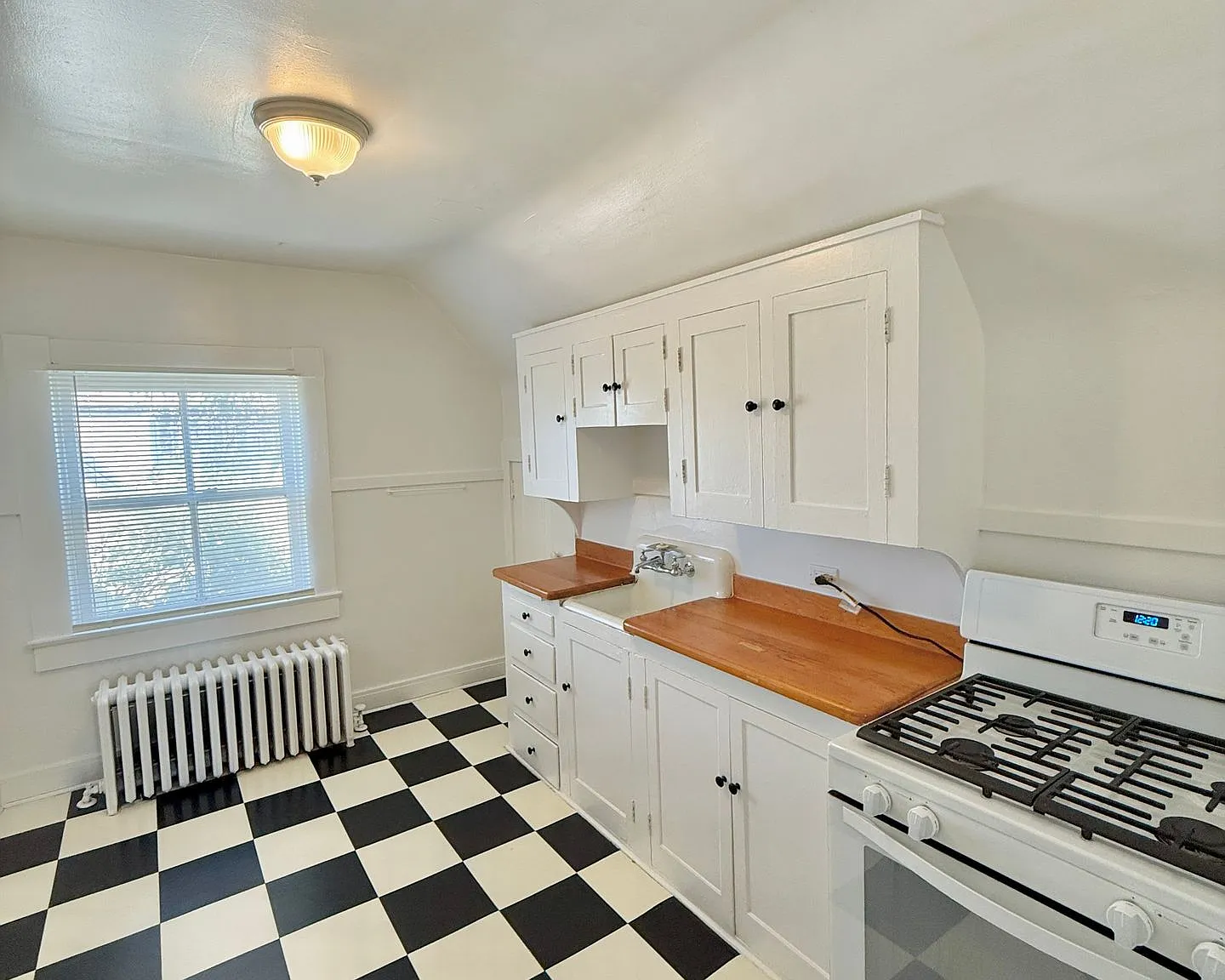 2 E Boulder St — Photo 1