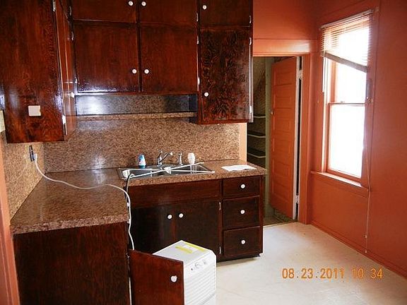 5th image of 901 Crosby St N