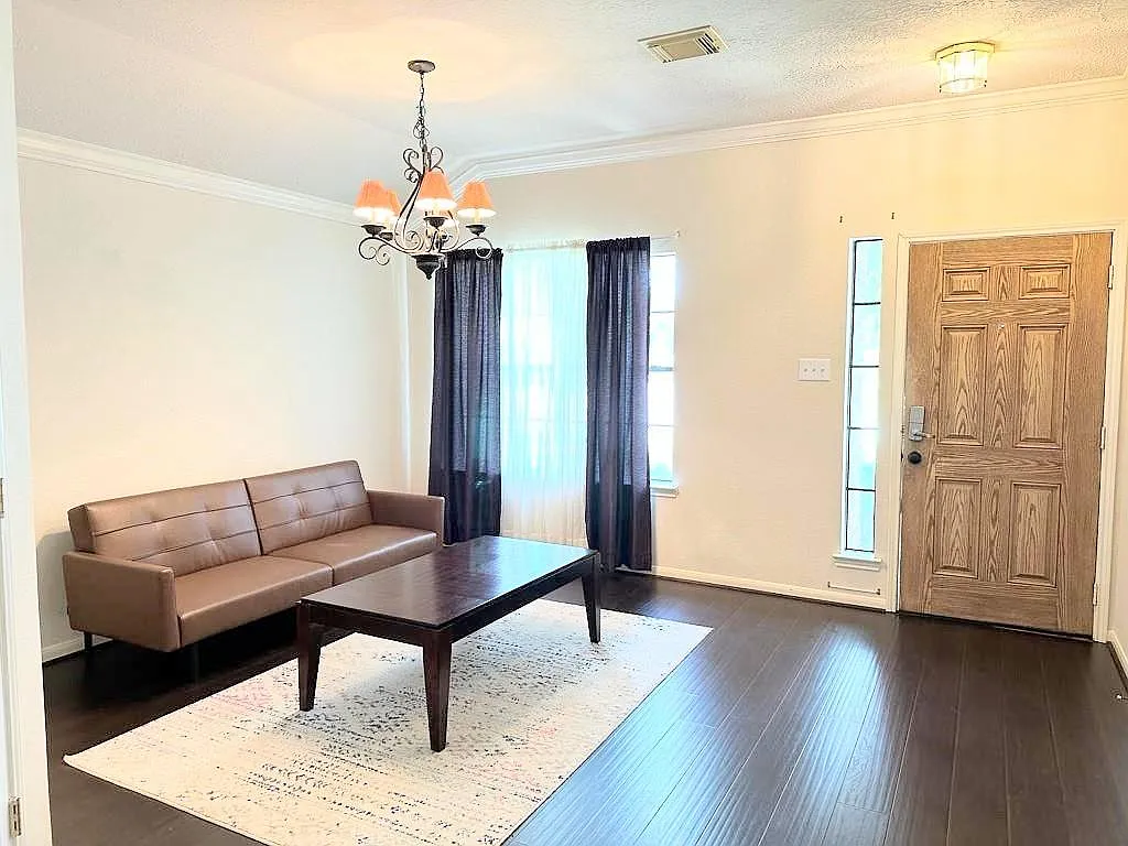3 bed, 2.0 bath, 1966 sqft, $2,250 — Photo 2