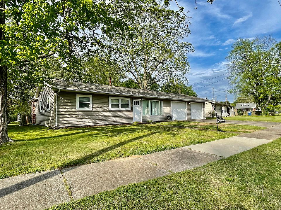 Beautiful home with 2 car garage