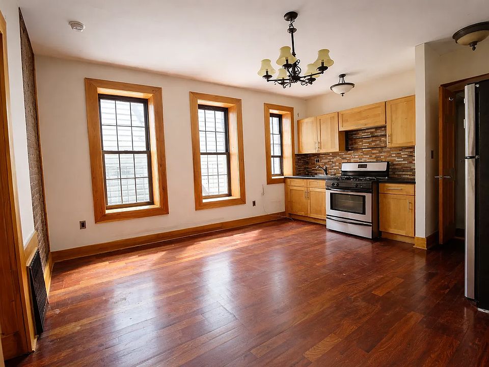 1st image of 140A Lexington Ave APT 8