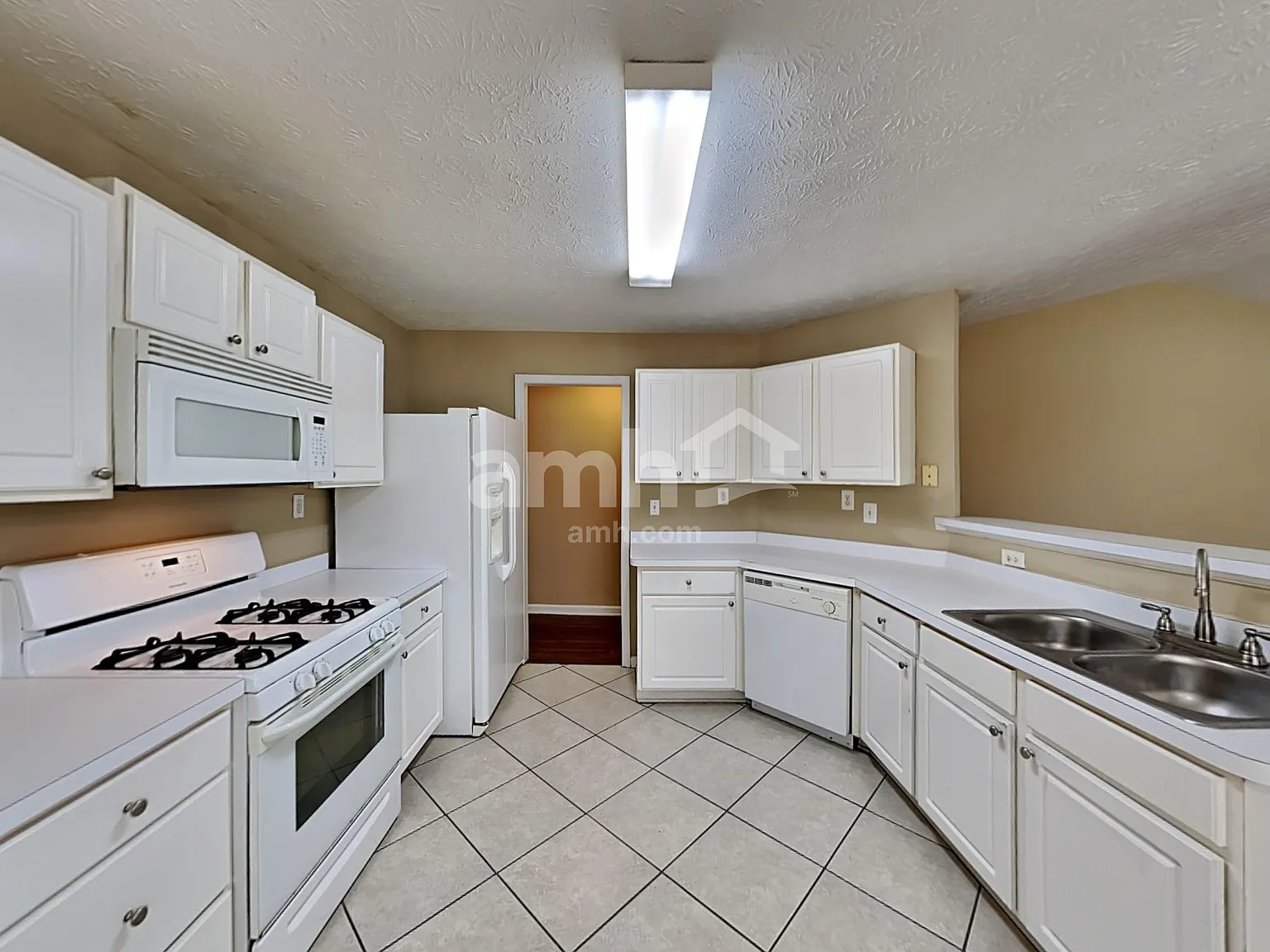 4 bed, 2.0 bath, 1847 sqft, $2,360 — Photo 4