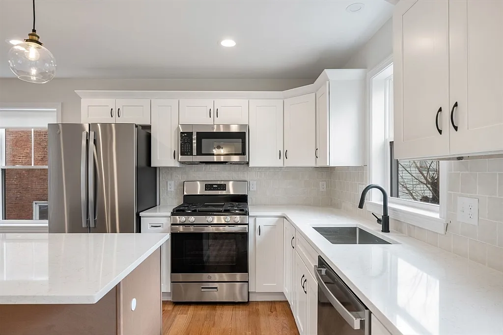 3 bed, 2.5 bath, 1600 sqft, $3,400 — Photo 1