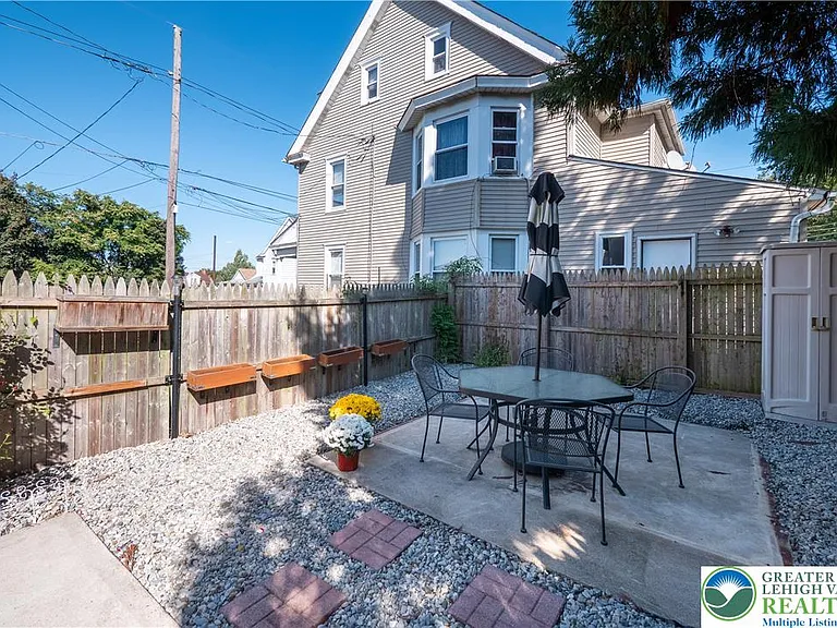 718 N New St — Photo 27