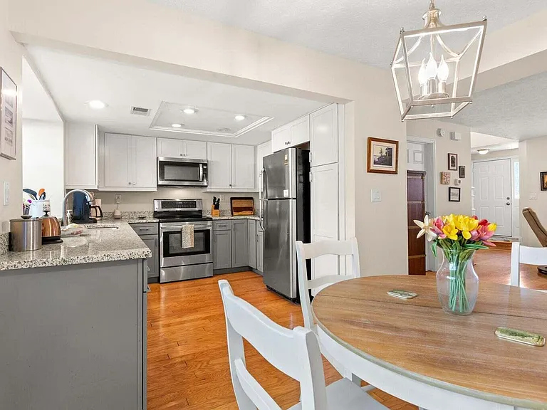 541 W Short St #14 — Photo 9