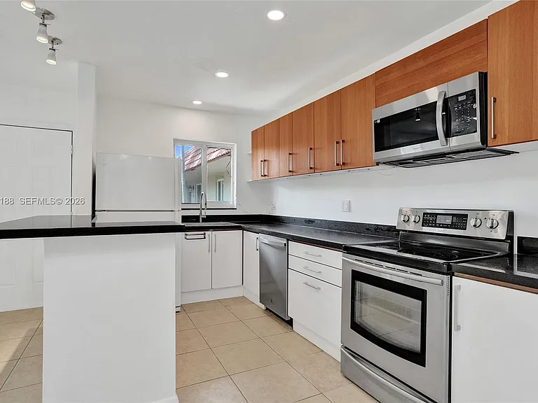 3050 NE 5th Ter #13 — Photo 10