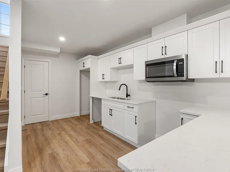160 McLellan Ave #B — Photo 8