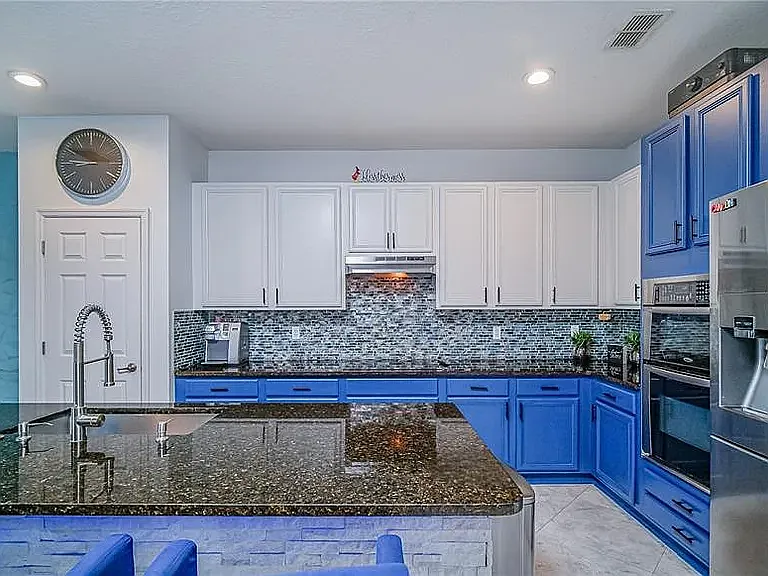 523 Cascading Creek Ln — Photo 6