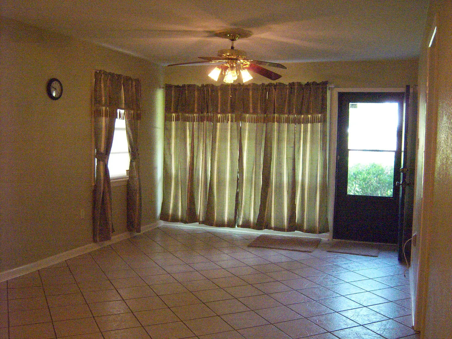 3 bed, 1023 sqft, $1,200 — Photo 2