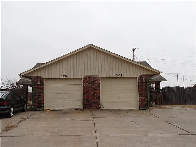 2832 N Nottingham Way — Photo 1