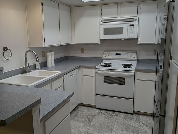 5th image of 1392 Bellevue Way NE APT 8