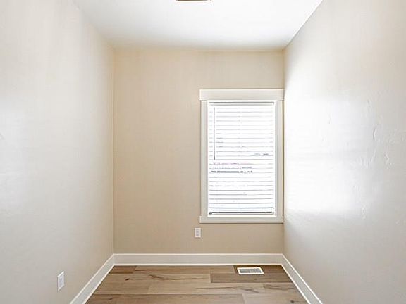 4th image of 555 Bitter Root St