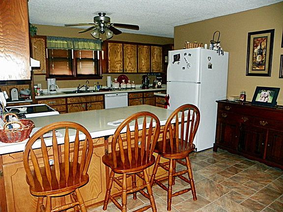 3rd image of 408 S 190th St