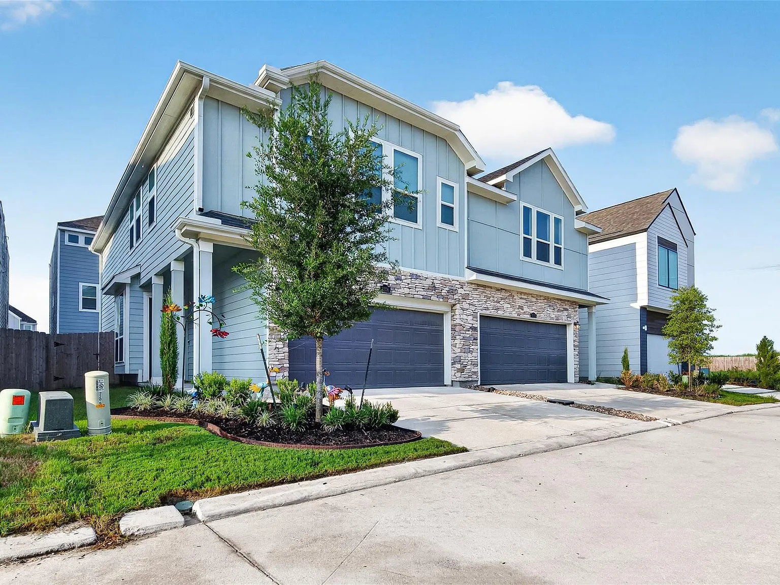 3 bed, 2.5 bath, 2089 sqft, $2,400 — Photo 2