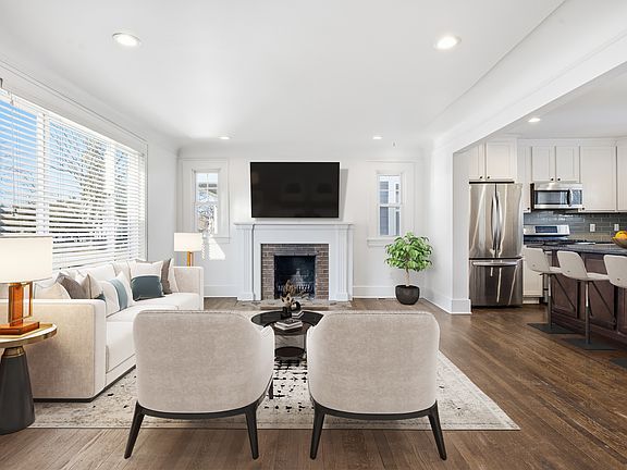 2nd image of 827 Longfellow Ave