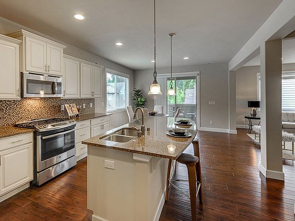 Kitchen w/breakfast bar