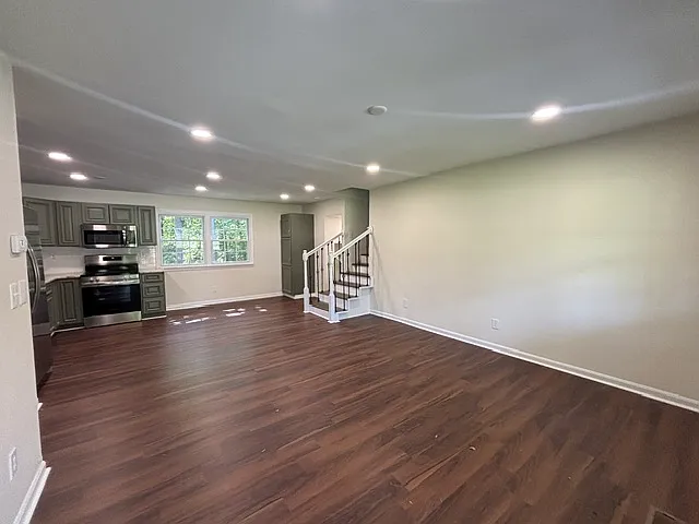 4 bed, 2.5 bath, 1727 sqft, $1,800 — Photo 4