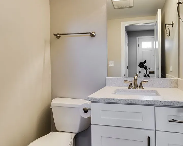 The Trevian Townhomes (Lake) — Photo 35