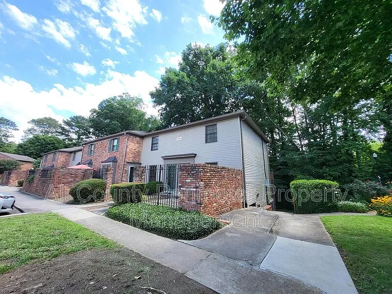3083 Colonial Way #L — Photo 1