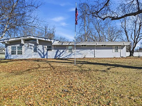 2nd image of 700 Sunset Dr